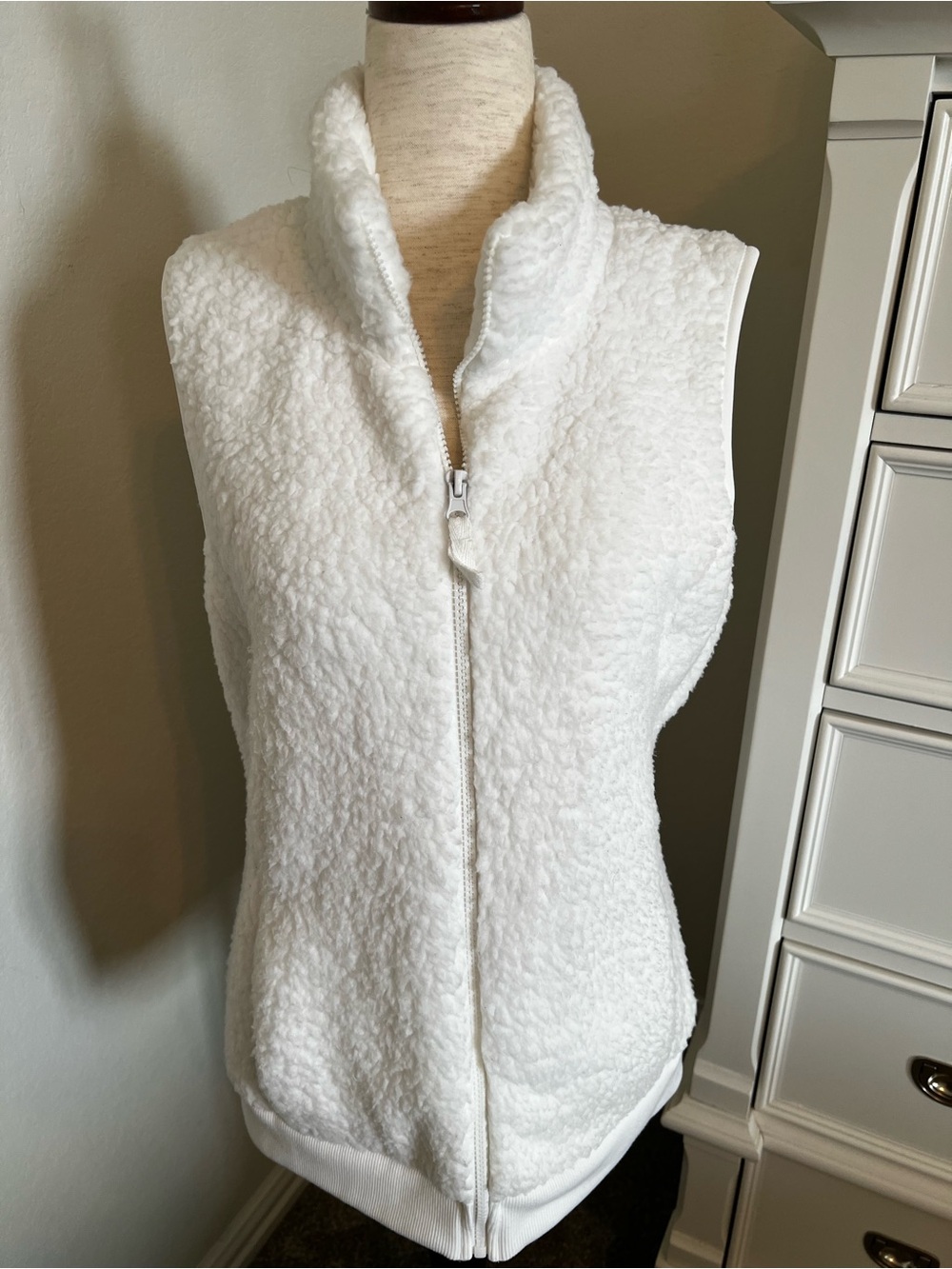 Time and Tru White Sherpa Zip Vest